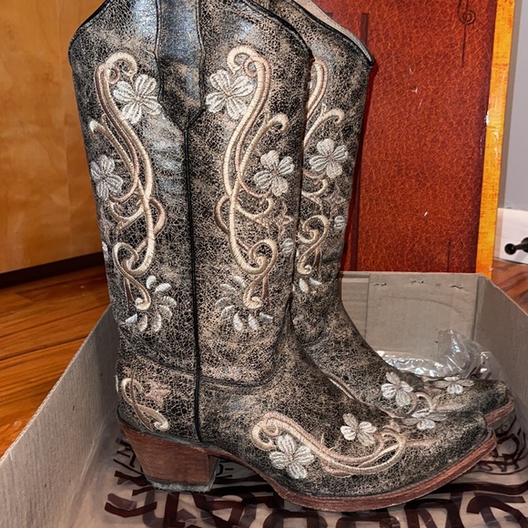 Corral Boots - Picture 4 of 8